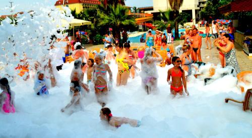 ベルディビにあるMagic Sun Hotelの浜辺で泡を奏でる集団