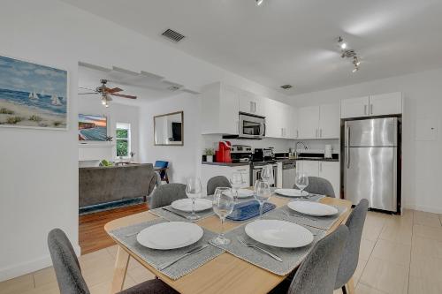 comedor con mesa y sillas y cocina en Gated 3Bd 2Bth Design Dist 10-min to Beach, en Miami