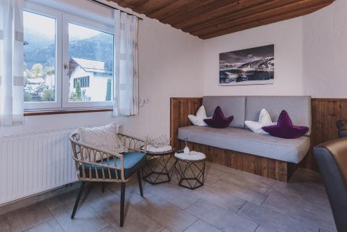 Una sala de estar con un sofá con almohadas. en Apartment Margarethenstein mit privat Sauna, en Kaprun