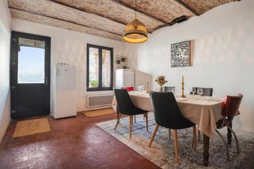 - une cuisine avec une table à manger et des chaises dans l'établissement Villa The Treport - terrasses & vue mer, au Tréport