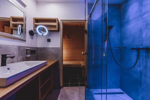 un baño con lavabo y ducha en Apartment Margarethenstein mit privat Sauna, en Kaprun