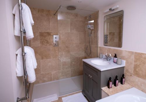 y baño con bañera, lavamanos y ducha. en Isle of Skye luxury cottage near Portree en Kensaleyre