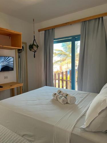普里亞的住宿－MAKTUB PREA HOSTEL，一张白色的床,上面有两条可移动的毛巾