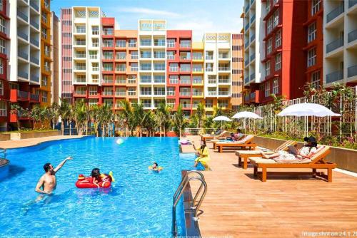 eine Gruppe von Personen in einem Schwimmbad in einem Resort in der Unterkunft Quiet & Cozy Resort Style Fully Furnished 1-BHK Apartment in Dabolim