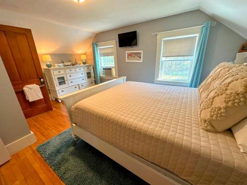 En eller flere senge i et værelse på 16LV Beautifully decorated country home 20 minutes from Bretton Woods, Cannon and Franconia Notch!