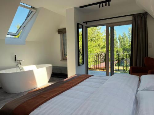 En eller flere senge i et værelse på Csipetnyi Csobbanás Vendégház