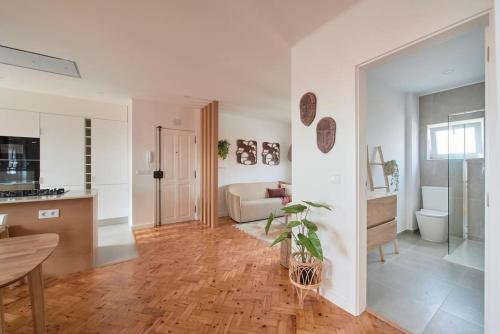 eine Küche und ein Wohnzimmer mit einem Tisch und einem sidx sidx in der Unterkunft Beato Tagus River View in Lissabon