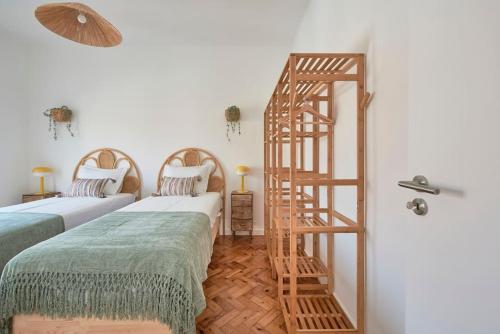 Habitación con 2 camas y escalera de madera. en Beato Tagus River View en Lisboa