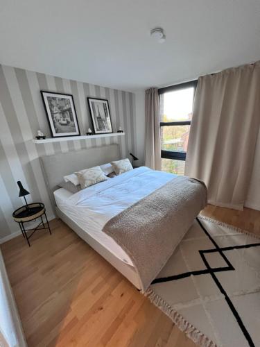 um quarto com uma cama e uma janela em V & S Apartments Since 2023 em Düsseldorf