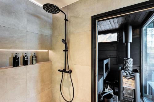 W łazience z przeszklonymi drzwiami znajduje się prysznic. w obiekcie Villa Noir Muurla - Premium - Lakefront - Stylish w mieście Salo