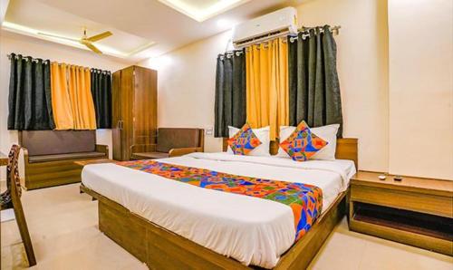 - une chambre avec un grand lit dans l'établissement FabHotel Royal Inn NS, à Pune