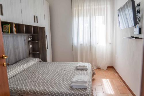 een kleine slaapkamer met een bed en een raam bij Residenza Lucia in Campagnano di Roma