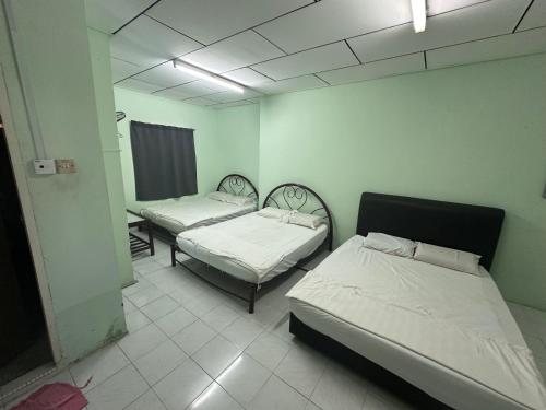 um quarto com duas camas e um espelho em OYO 90881 Top Star Hotel em Kota Bharu