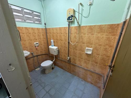 uma casa de banho com um WC e um chuveiro em OYO 90881 Top Star Hotel em Kota Bharu