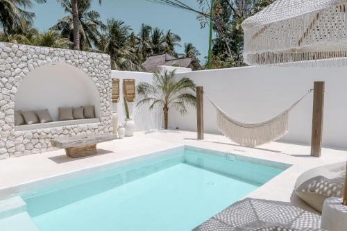 Villa con piscina y hamaca en Cahaya Villas - Luxury Villa With Private Pool, en Gili Trawangan