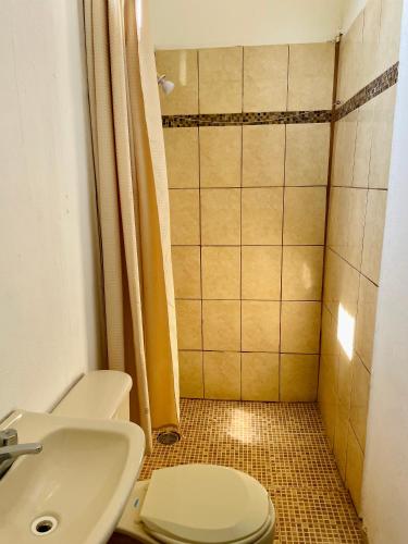 ein Badezimmer mit Toilette und Waschbecken in der Unterkunft Hotel kale -iztac in Los Ayala