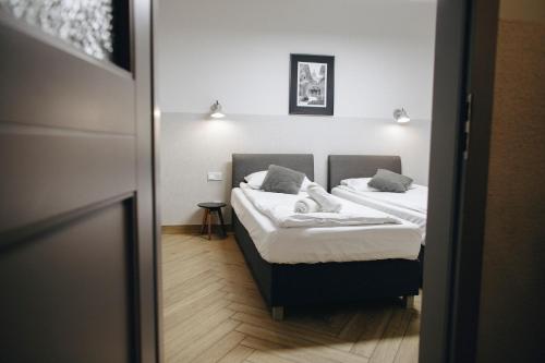 1 Schlafzimmer mit 2 Betten in einem Zimmer in der Unterkunft Platan Apartments-Unique -1 bedroom apartment in Krakau