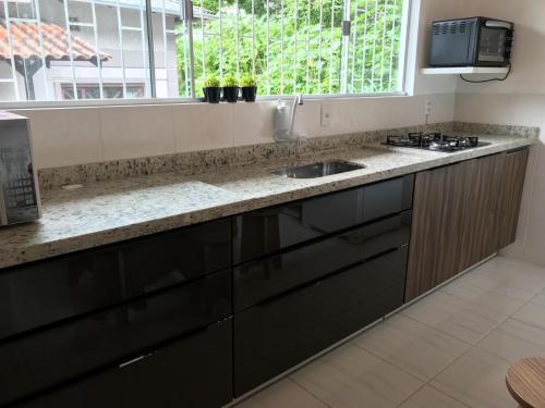 Η κουζίνα ή μικρή κουζίνα στο República Descolada! Quarto 3 Exclusivo para Mulheres