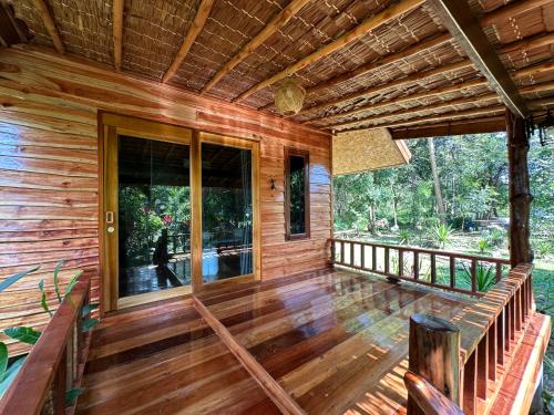Imagen de la galería de Koh Jum Bungalow & Hostel, en Ko Jum