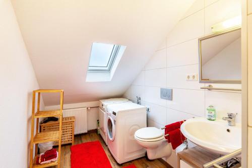 uma pequena casa de banho com um lavatório e uma máquina de lavar roupa em Tapas Restaurante 2 em Viersen