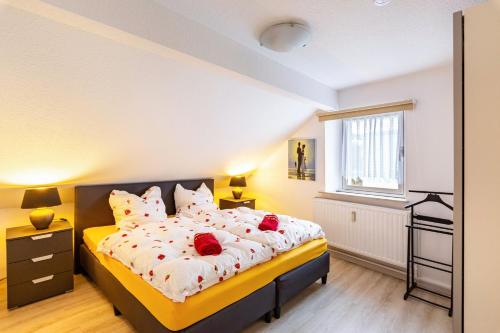 Un dormitorio con una cama con rosas rojas. en Tapas Restaurante 2 en Viersen