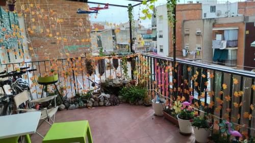 een balkon met een hek met bloemen en planten bij Metro La Salut in Badalona