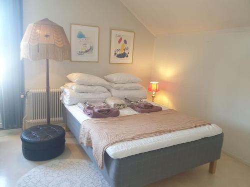 een slaapkamer met een bed met twee knuffels erop bij Mycket Centralt Hel studio lägenhet in Umeå