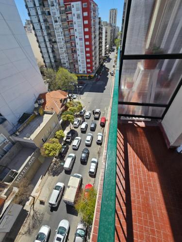 una vista aérea de una calle de la ciudad con coches aparcados en Departamento en Plaza mitre! en Mar del Plata