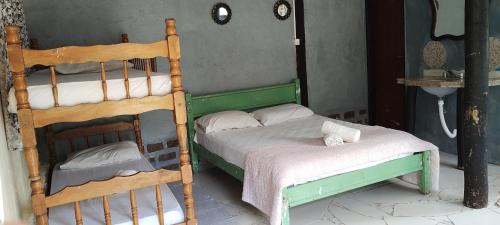 Katil atau katil-katil dalam bilik di Hostel Recanto Caiçara