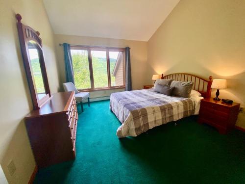 Rúm í herbergi á C13 Beautiful Bretton Woods ski-in ski-out townhouse for your family getaway to the White Mountains!