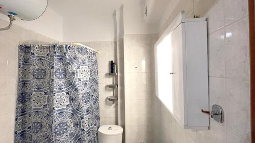 La salle de bains est pourvue d'un rideau de douche et de toilettes. dans l'établissement Studio THEA Thessaloniki, à Thessalonique