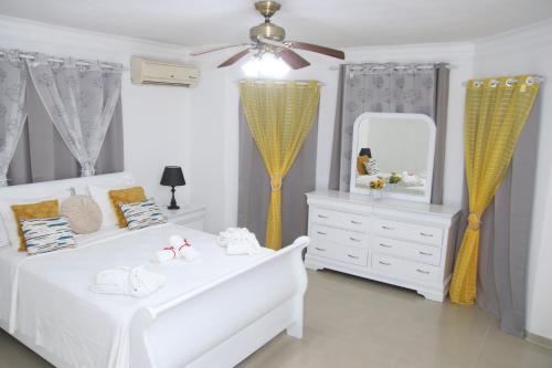Postel nebo postele na pokoji v ubytování Apartamento BOUTIQUE con encanto en Juan Dolio-Metro Country Club-CON PISCINA, SEGURIDAD PRIVADA, ENERGIA 24-7, CAMPO DE GOLF Y TENIS