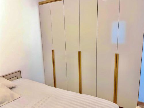 a bedroom with a bed and a large closet at Lindo apto na Enseada - Guarujá - 8 min da praia in Guarujá