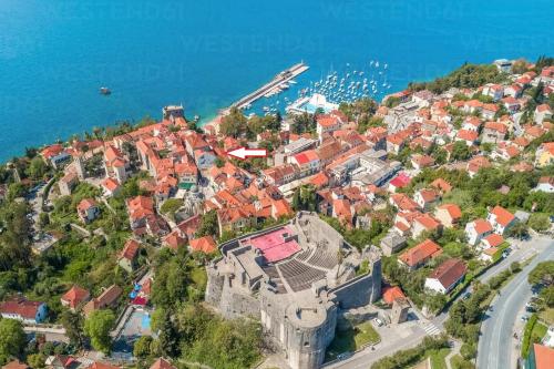 z góry widok na miasto nad oceanem w obiekcie Apartment Old Town w mieście Herceg Novi