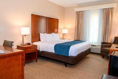 Кровать или кровати в номере Comfort Inn & Suites Patriots Point