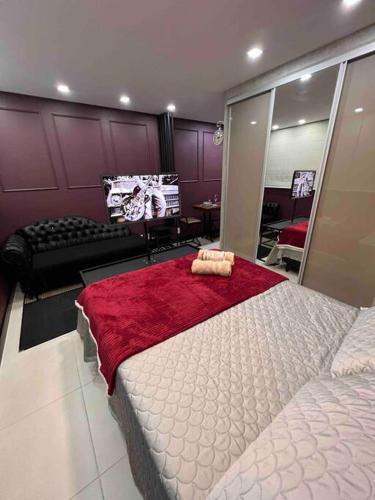 um quarto com uma cama grande e um espelho em Apartamento Luxo Estiloso em Bento Gonçalves