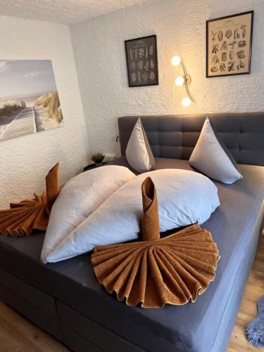 łóżko z 2 białymi poduszkami w obiekcie Weidach Zentrum w mieście Leutasch