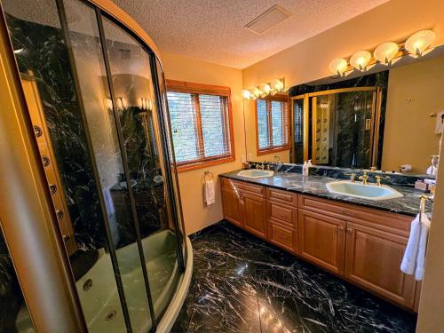 y baño con 2 lavabos y ducha. en CR16 Ski-in/Out luxury home mountain views Bretton Woods en Bretton Woods