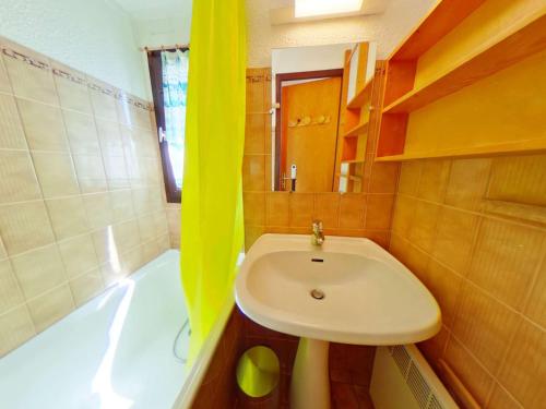 La salle de bains est pourvue d'un lavabo et d'une baignoire avec lavabo. dans l'établissement Charmant 2 pièces aux Saisies, 3ème étage, 4 pers., proche centre, balcon sud/est, ski facile! - FR-1-594-125, à Hauteluce