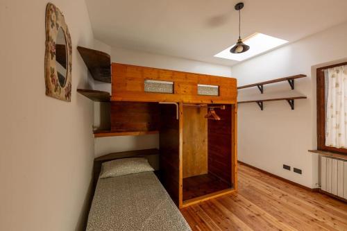 Pokój z drewnianymi drzwiami w pokoju w obiekcie Relais Castel d'Emilio – Casa ARANCIO w mieście Cassero