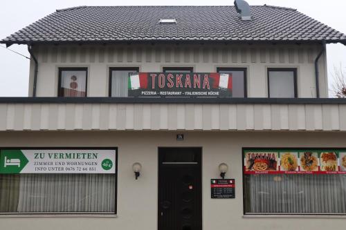 un edificio con un cartel que diga tottenham en Toskana Wohnung, en Schwanenstadt