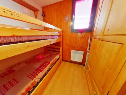 Cette petite chambre dispose d'étagères en bois et d'une fenêtre. dans l'établissement Chaleureux 2 pièces avec terrasse - 4 pers, Animaux admis - FR-1-594-146, à Hauteluce