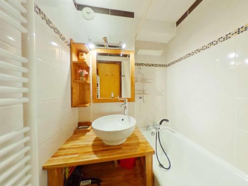 une salle de bain avec un lavabo, un miroir et une baignoire dans l'établissement Les Saisies : 2 pièces pour 4 pers, centre station - FR-1-594-149, à Hauteluce