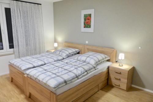 Un dormitorio con una gran cama de madera y una ventana en im Naturpark Rhein-westerwald, 