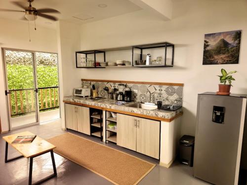 eine Küche mit einer Spüle und einem Kühlschrank in der Unterkunft El Hábita CASA MAR in Playa Santa Teresa