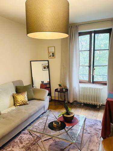 a living room with a couch and a table at Appartement vue lac Montreux in Montreux