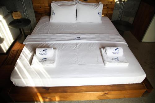 Ένα ή περισσότερα κρεβάτια σε δωμάτιο στο MAVİ AT HOTEL Blue Horse