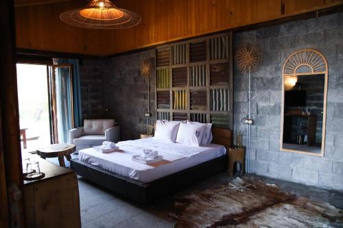 Ένα ή περισσότερα κρεβάτια σε δωμάτιο στο MAVİ AT HOTEL Blue Horse