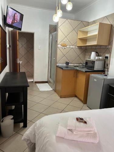 Η κουζίνα ή μικρή κουζίνα στο 9 wena Ave Guesthouse