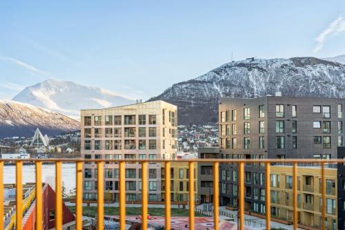 uitzicht op gebouwen met bergen op de achtergrond bij TotalApartments Vervet Gjøa in Tromsø